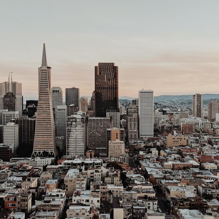 Parents evaluating schools in France